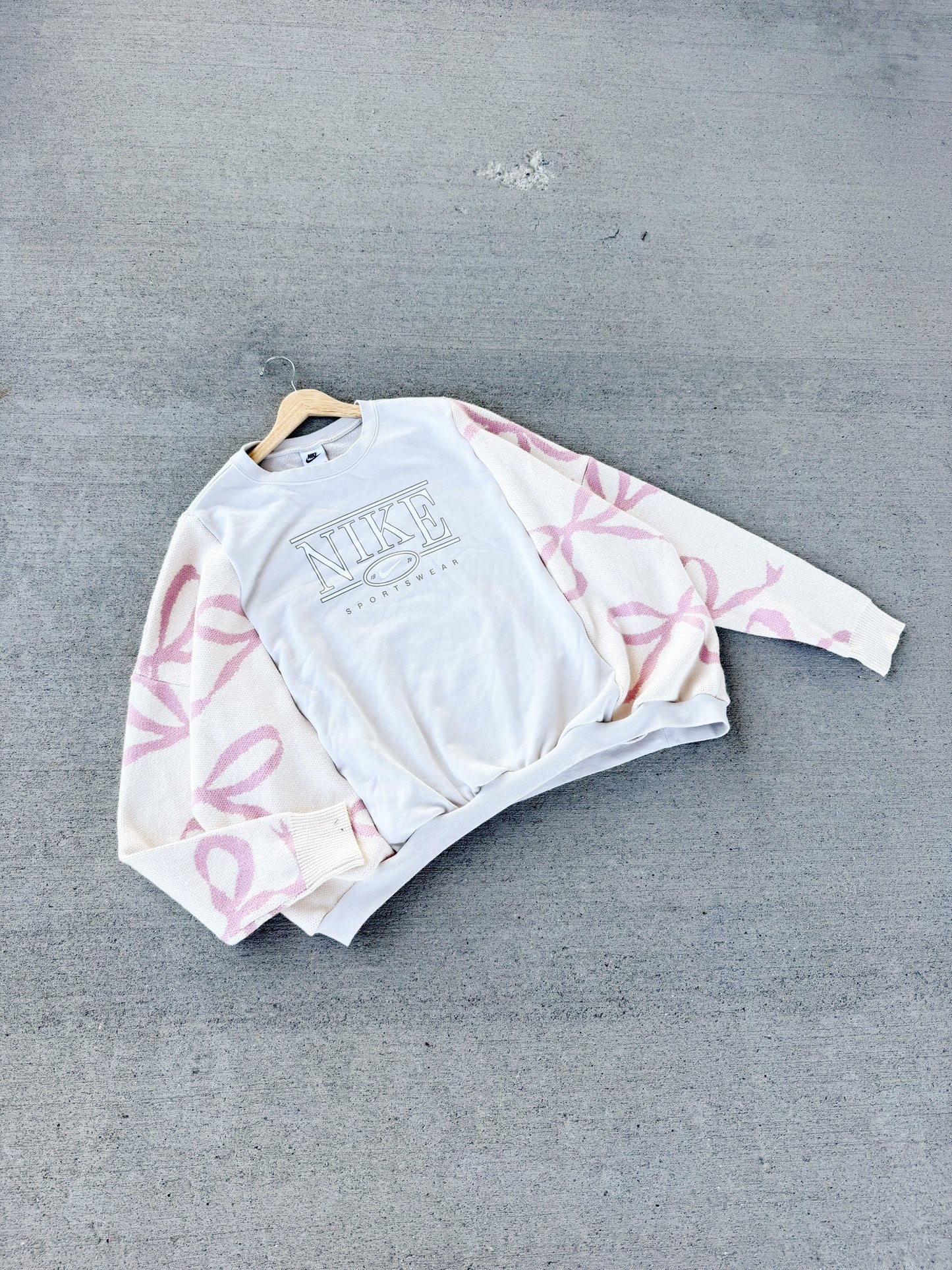 Nike crewneck x bows sweater🎀